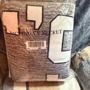 Pink Victoria’s Secret Brand new Sherpa blanket BNIP
